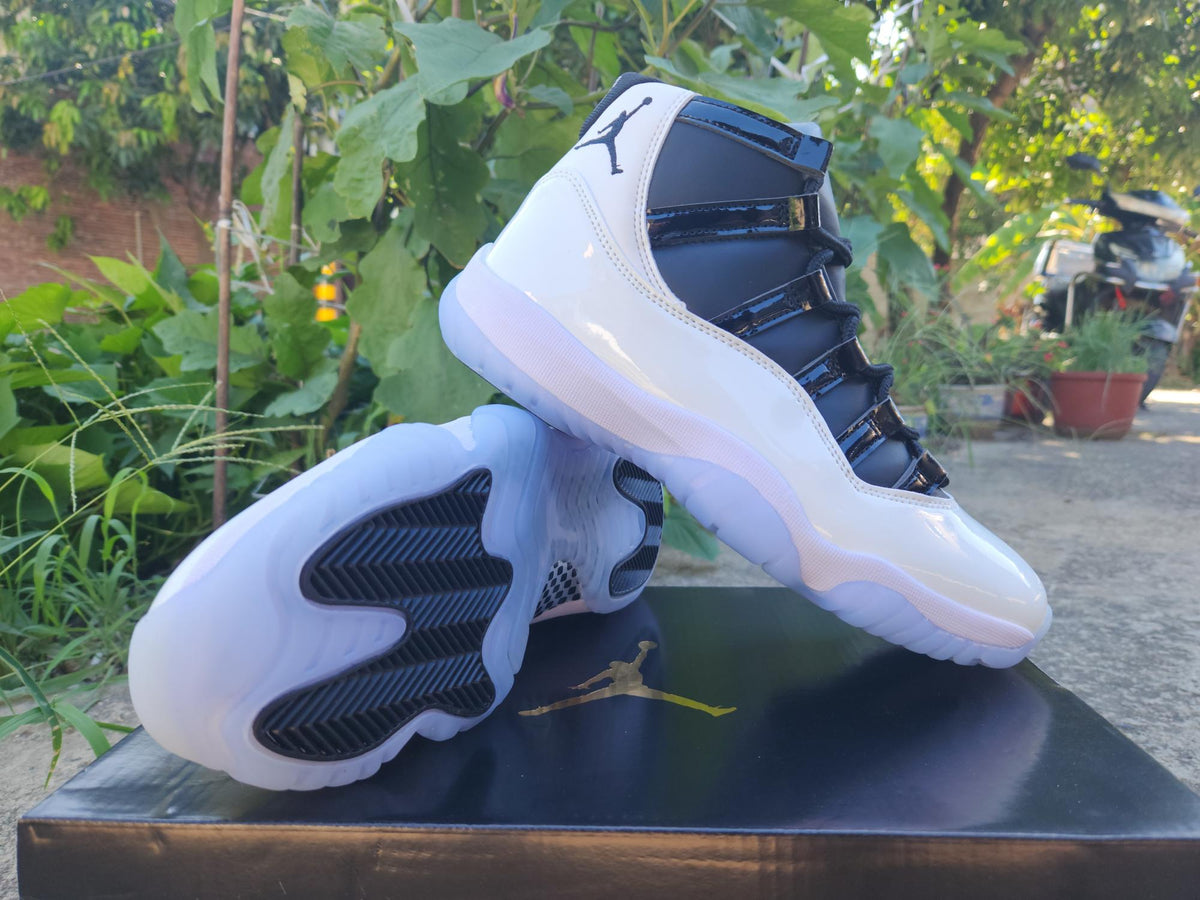 Air Jordan 11 White Black
